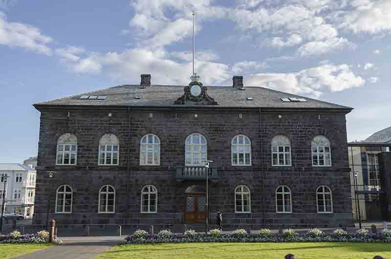 Islandia 001 - Reikjavik - Parlamento de Islandia.jpg